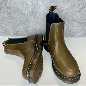 Dr. Martens 2976 Leonore Chelsea Boots Olive/Green